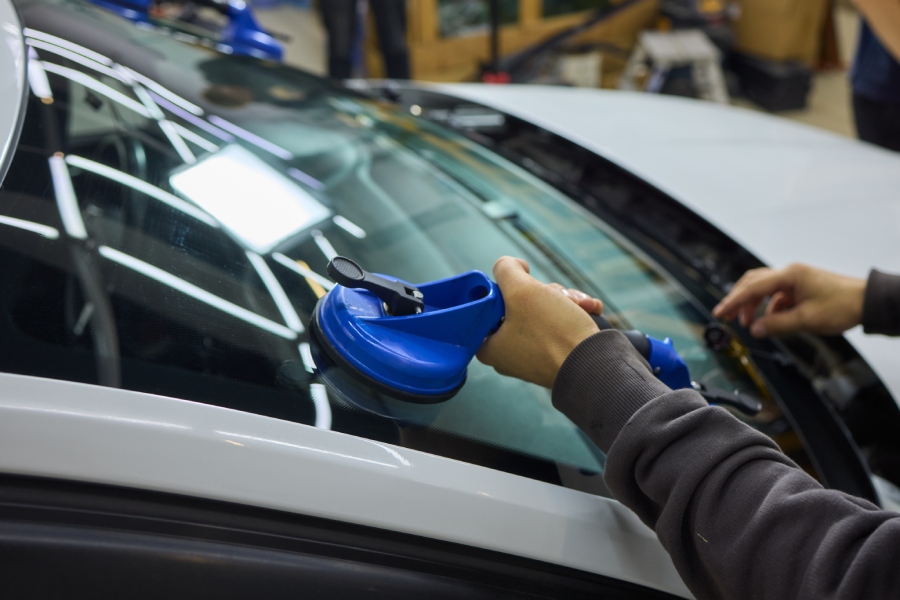 Réparation et remplacement de pare-brise par techniciens qualifiés – Truth Pare-Brise Installation de pare-brise par un technicien, remplacement de vitrage automobile professionnel